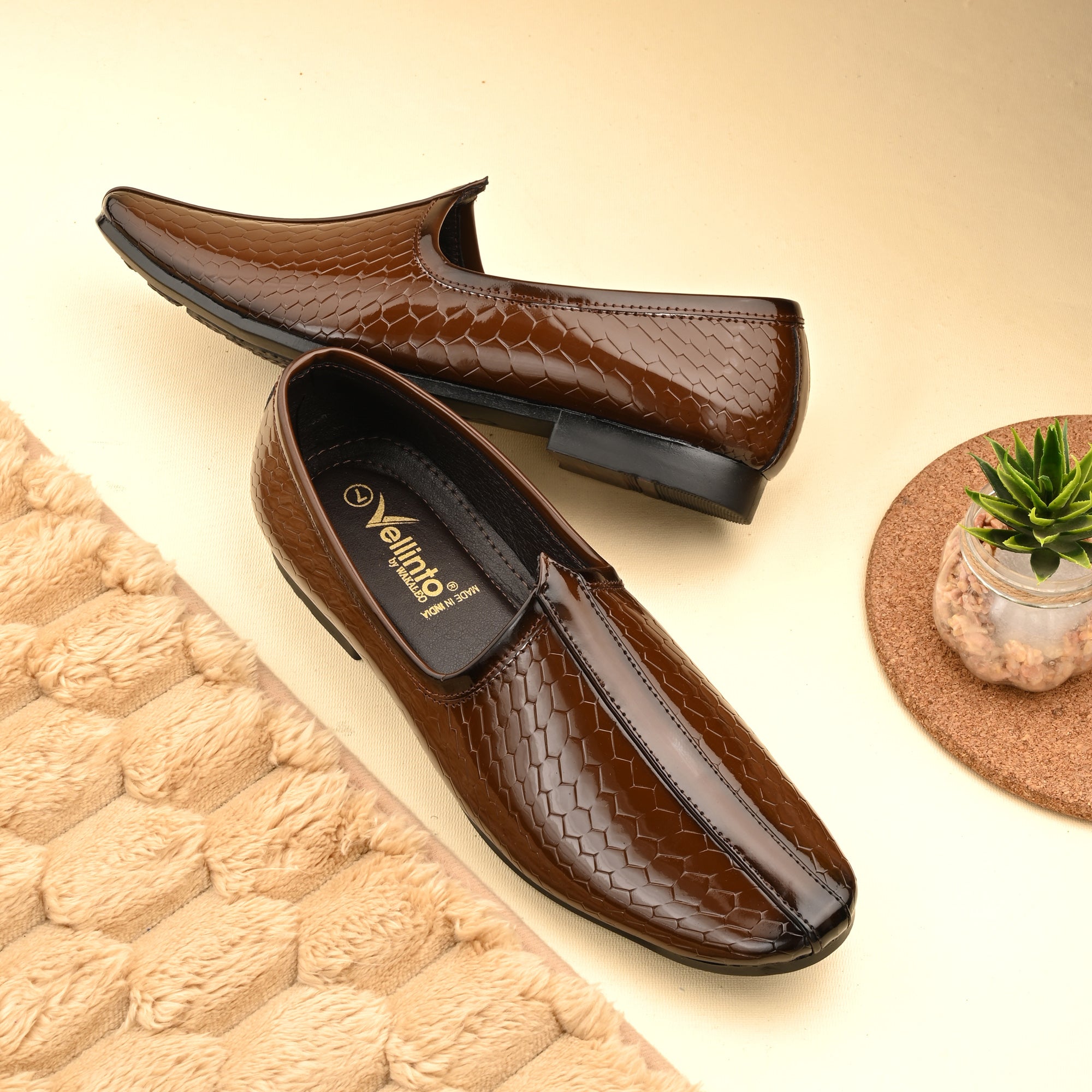 Vellinto GLOBRA Trendy and Stylish Rajasthani Jutis/Mojaris For Men Party Wear For Men