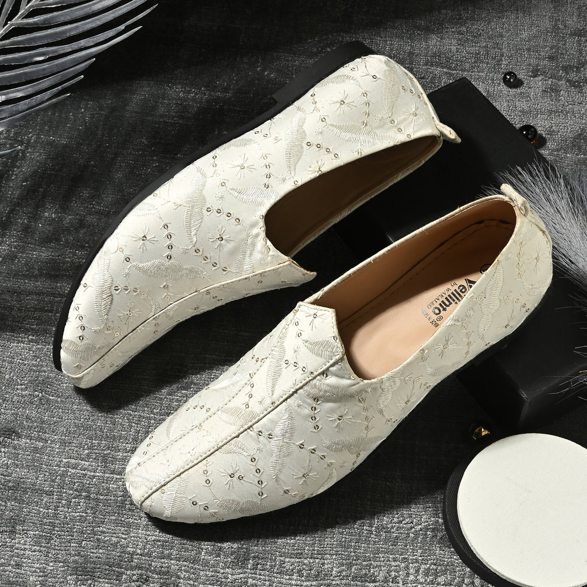 Vellinto BAISAKHI Party Wear Royal Look Mojaris Juttis Slip On For Men Espadrilles For Men