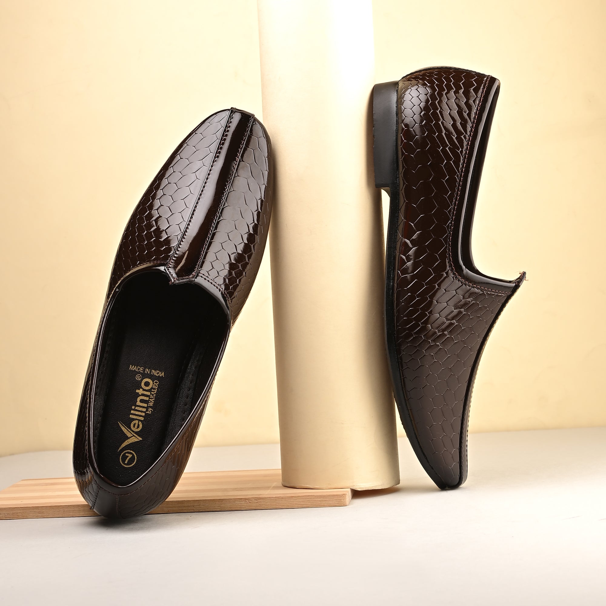 Vellinto GLOBRA Trendy and Stylish Rajasthani Jutis/Mojaris For Men Party Wear For Men