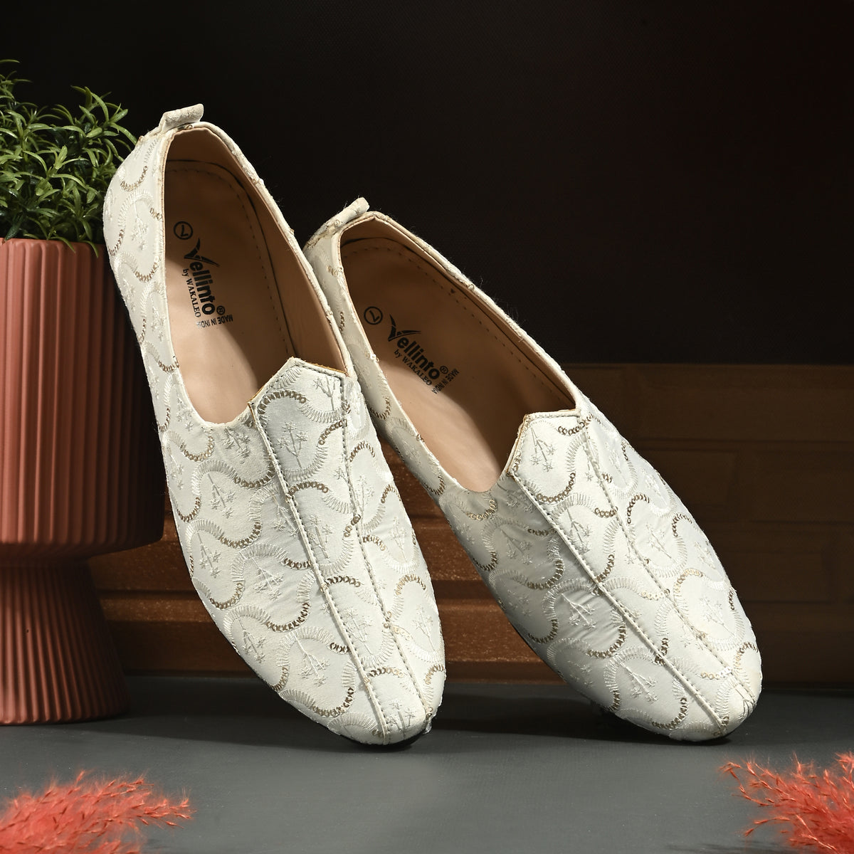 Vellinto SHRIVALLI Party Wear Royal Look Mojaris Juttis Slip On For Men Espadrilles For Men