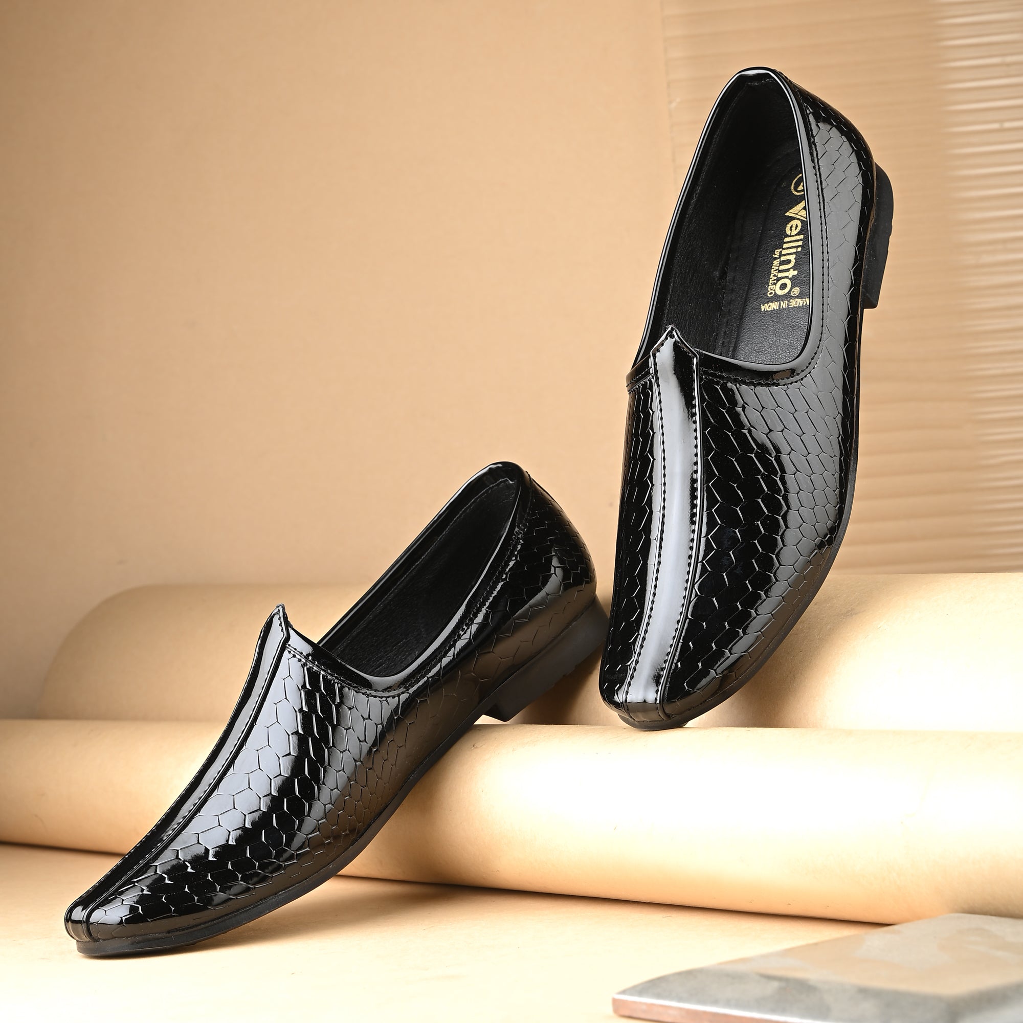 Vellinto GLOBRA Trendy and Stylish Rajasthani Jutis/Mojaris For Men Party Wear For Men