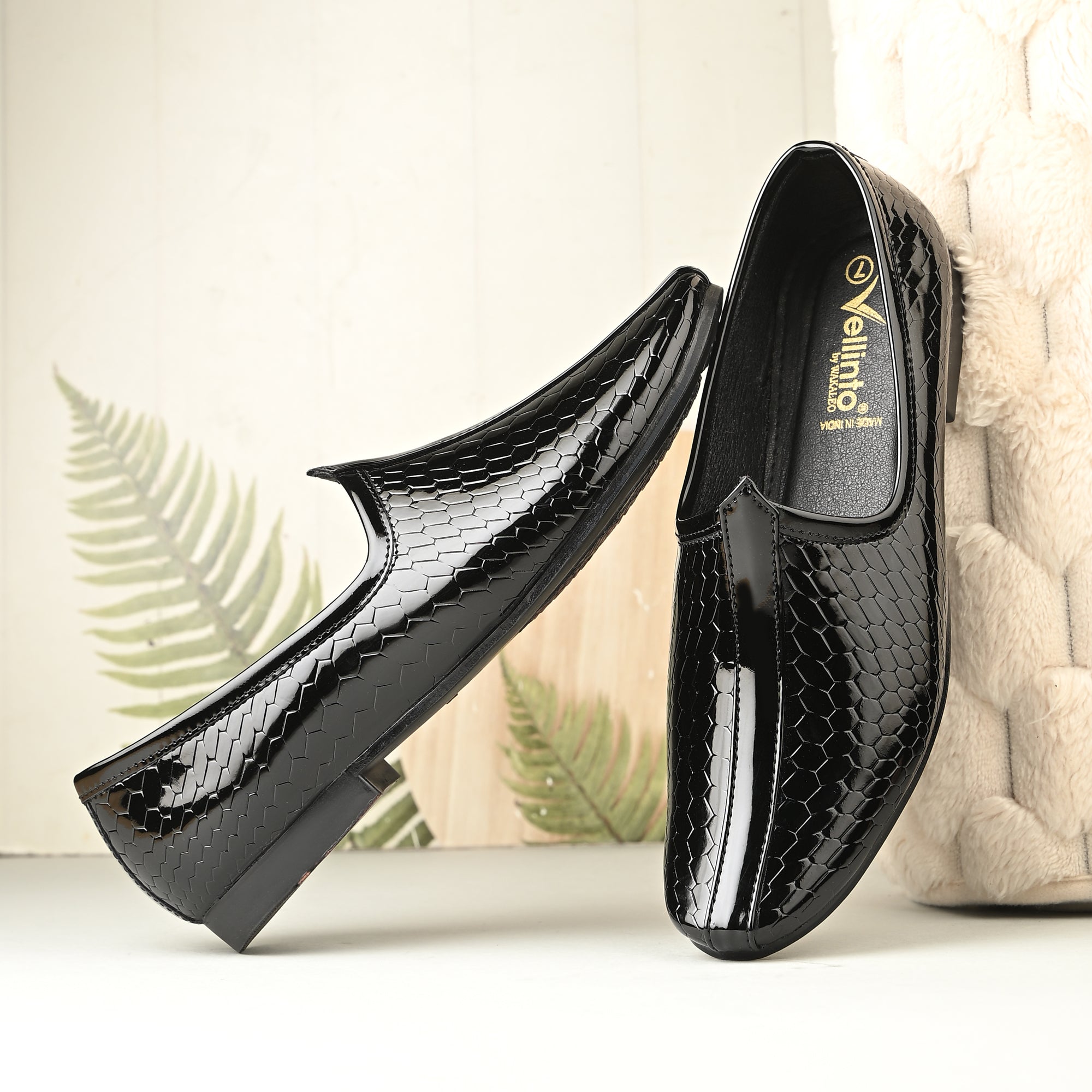 Vellinto GLOBRA Trendy and Stylish Rajasthani Jutis/Mojaris For Men Party Wear For Men