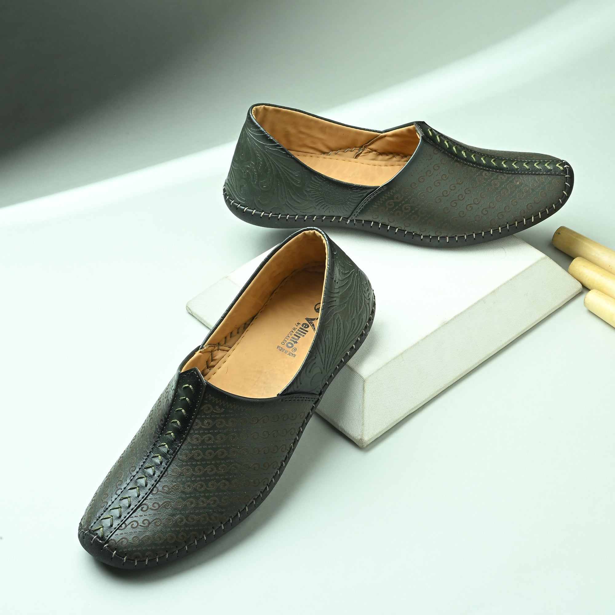 Vellinto SUTRA Cool Rjasthani Ethnic Juttis For Men ll Party Wear Mojaris