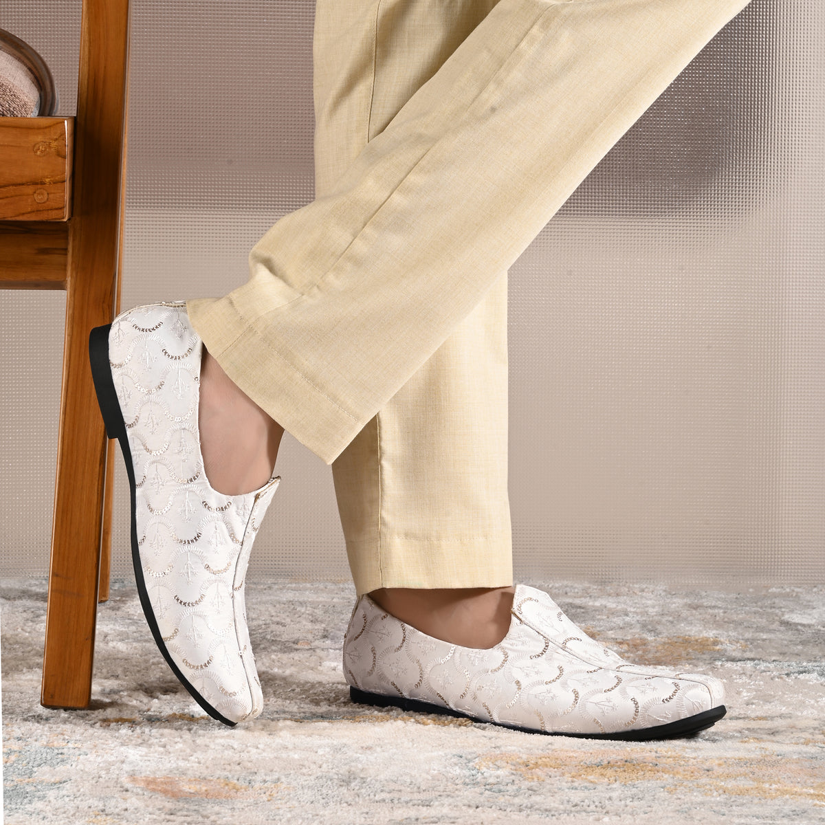 Vellinto SHRIVALLI Party Wear Royal Look Mojaris Juttis Slip On For Men Espadrilles For Men