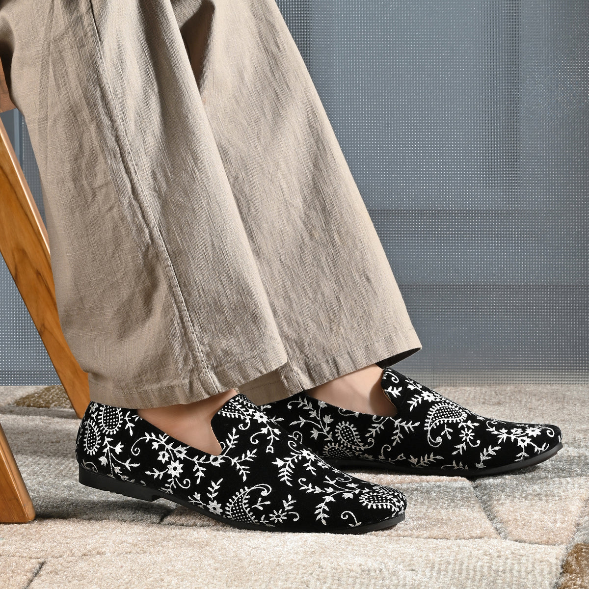 Vellinto Vellinto PHULKARI Party Wear Royal Look Mojaris Juttis Slip On For Men Espadrilles For Men