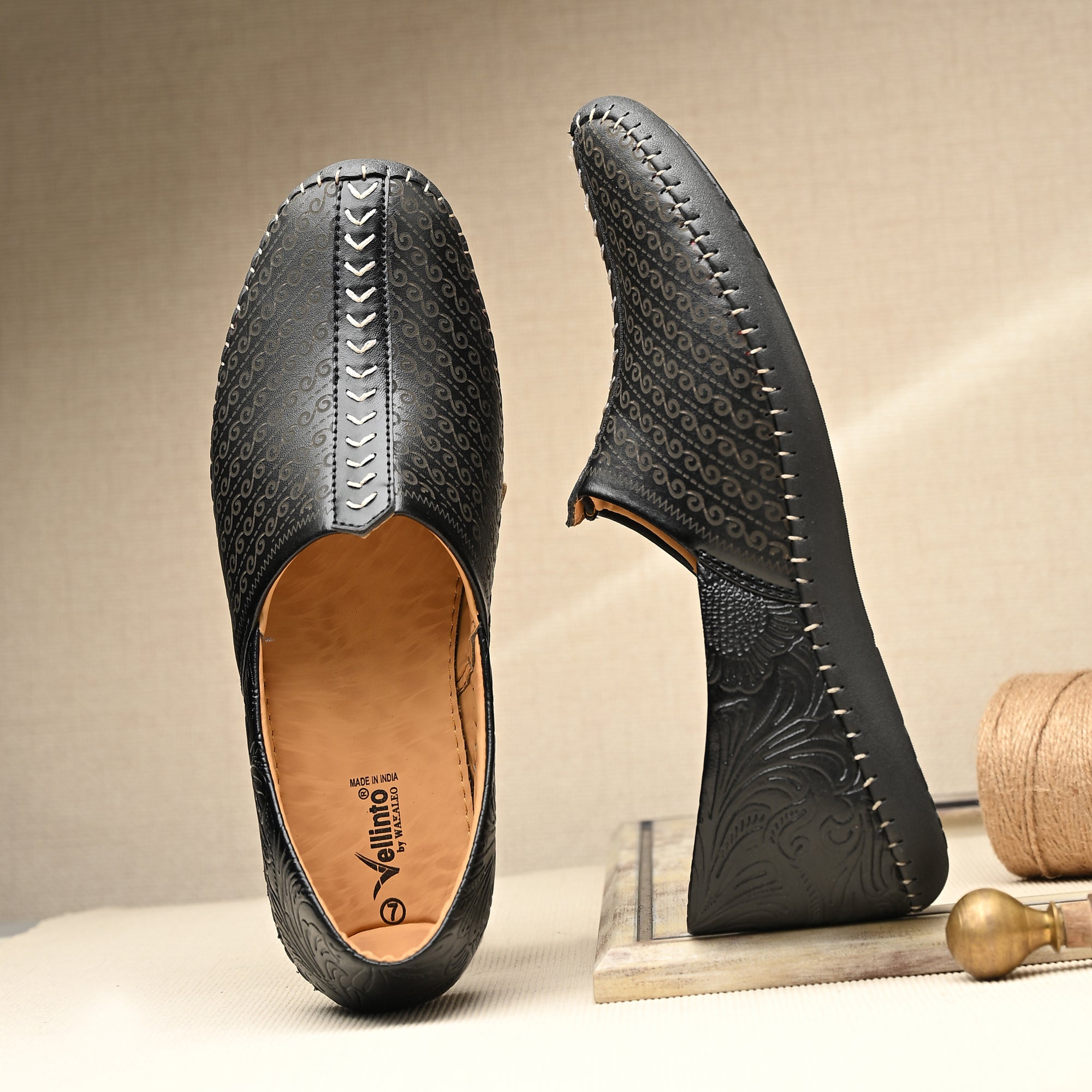 Vellinto SUTRA Cool Rjasthani Ethnic Juttis For Men ll Party Wear Mojaris