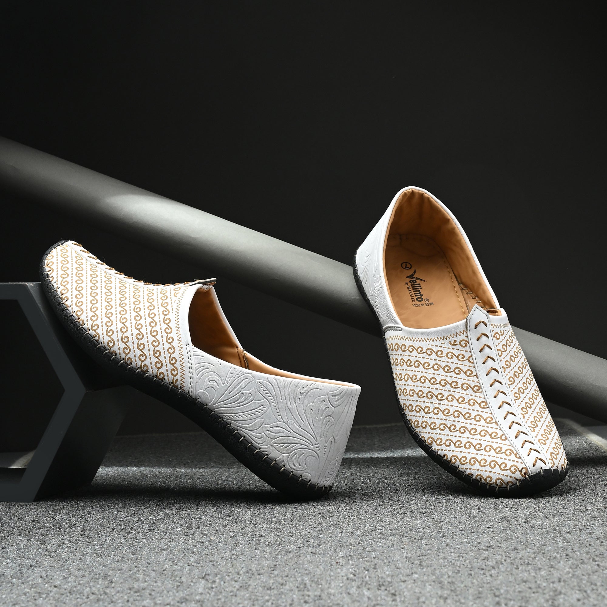 Vellinto SUTRA Cool Rjasthani Ethnic Juttis For Men ll Party Wear Mojaris