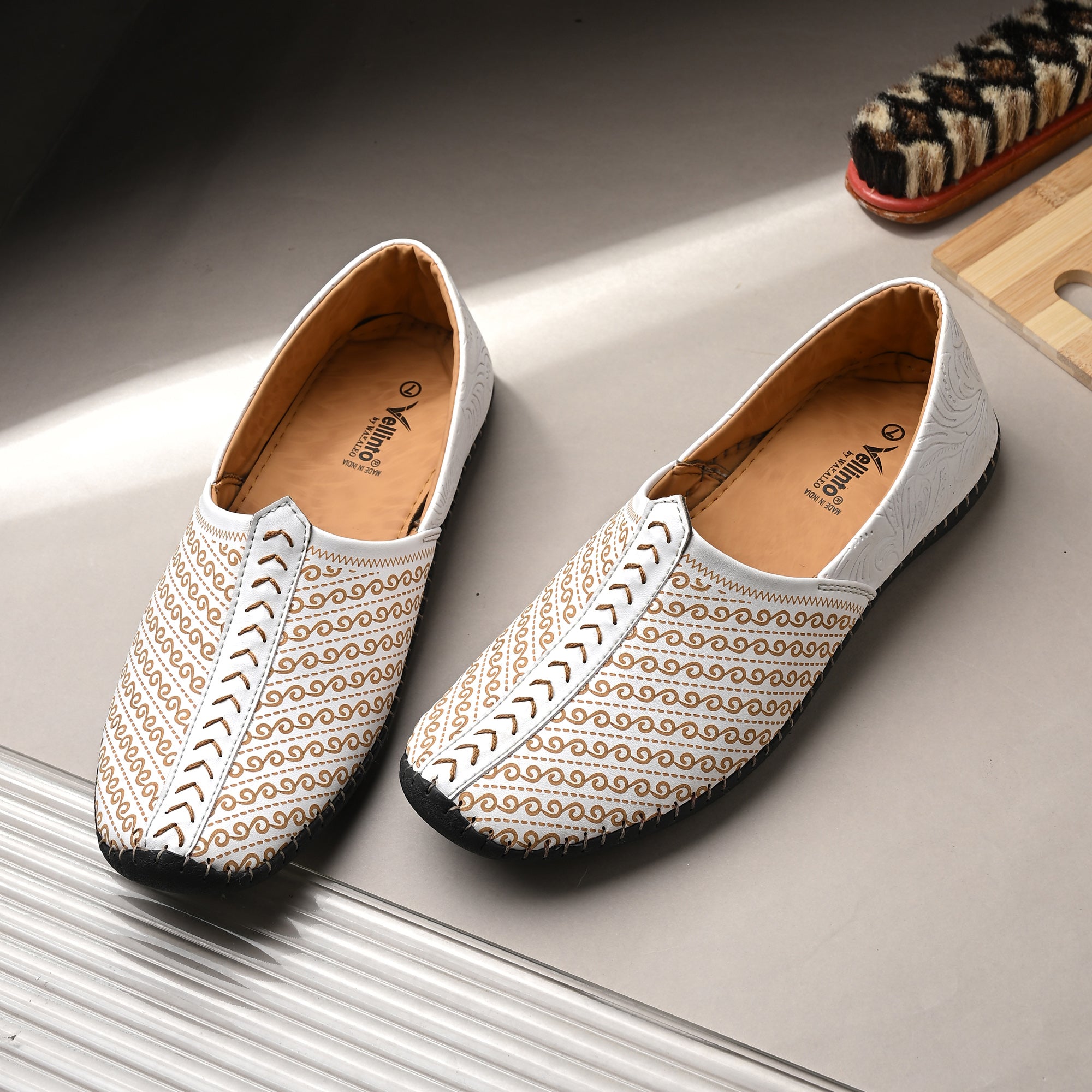 Vellinto SUTRA Cool Rjasthani Ethnic Juttis For Men ll Party Wear Mojaris